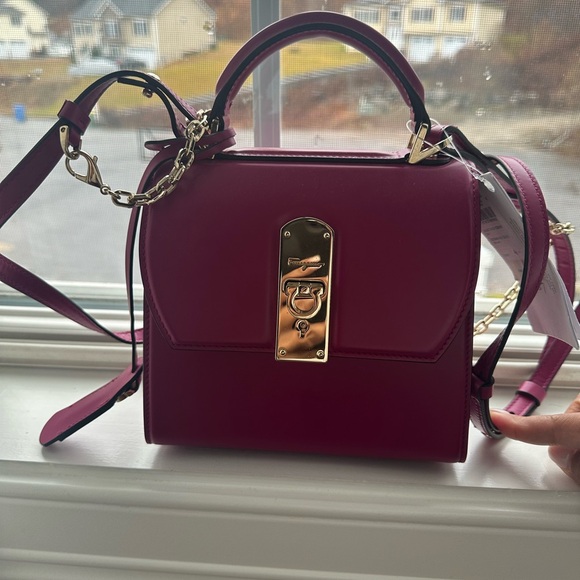 New Salvatore Ferragamo women’s bag with dust bag included - Picture 3 of 16